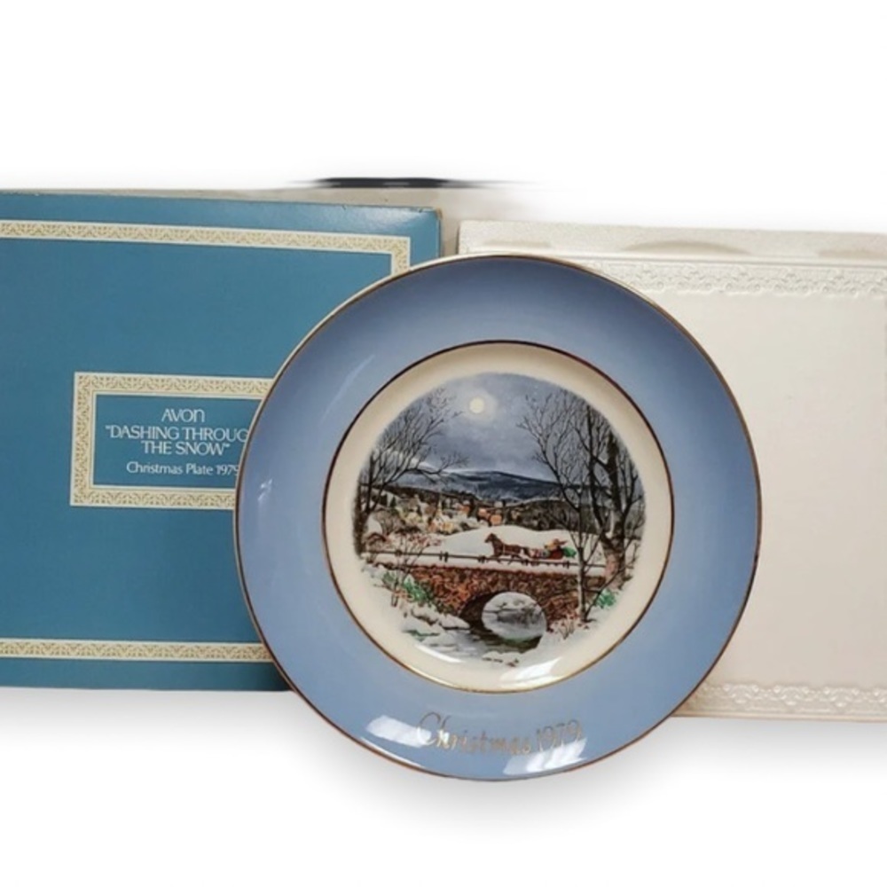 Avon Collector’s Plate 1979 Christmas Dashing Through The Snow in box